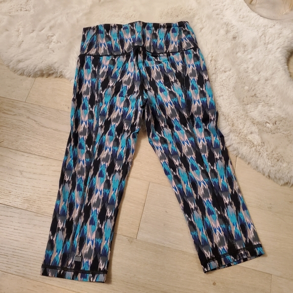 Victoria's Secret Sport Cropped Leggings - Picture 2 of 3